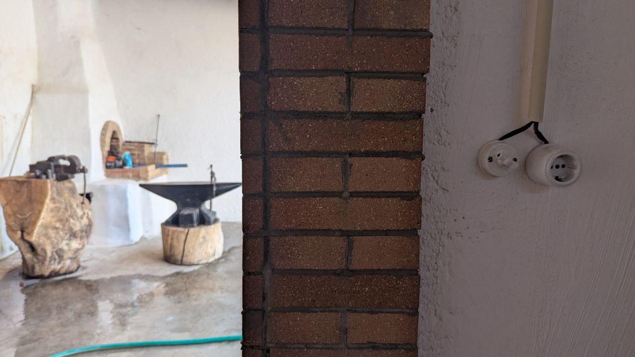 Vista da Adega para átrio interior, uma forja antiga do meu avô, interruptores de torneira antigos em porcelana.