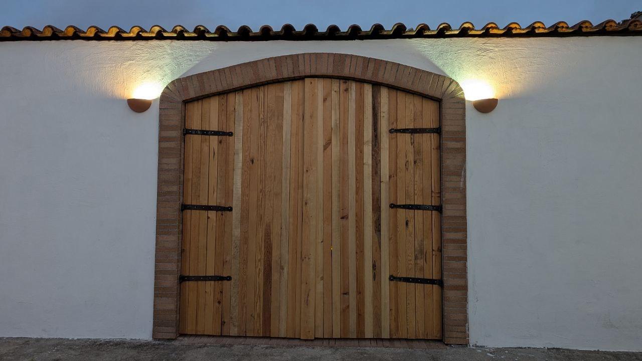Portão do Átrio Interior ao anoitecer.